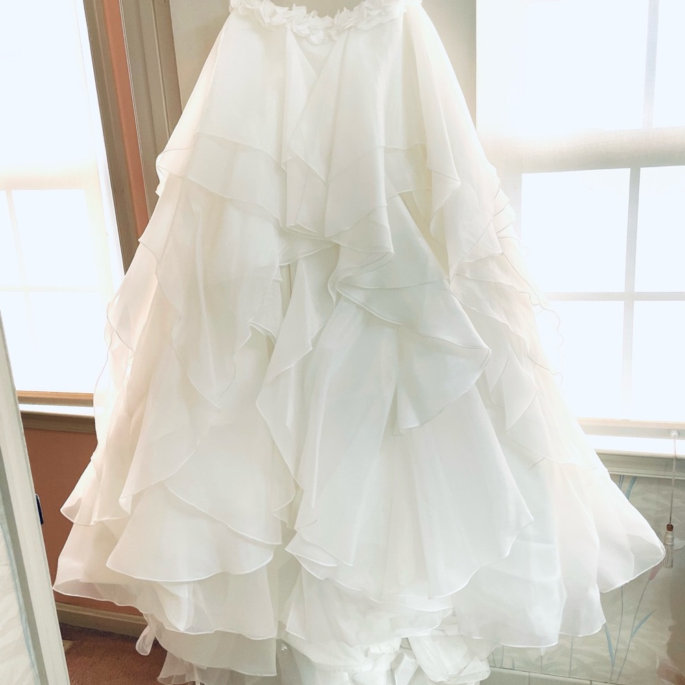 Strapless ruffle and chiffon tulle beach wedding gown. - Picture 4 of 16